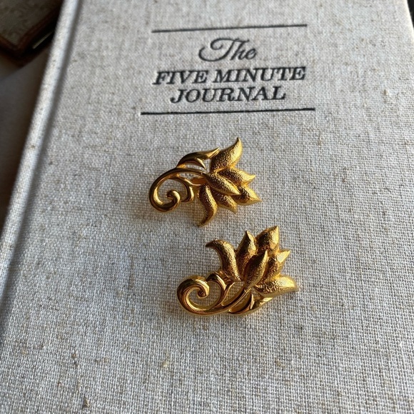 Parisian aesthetic gold tone vintage clip on earrings - Picture 11 of 13